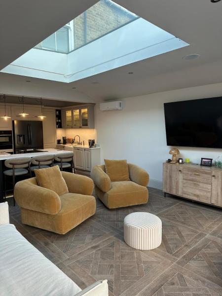 Na zdjęciu widoczny jest obiekt High spec 4 bed Victorian house położony w mieście Surbiton.