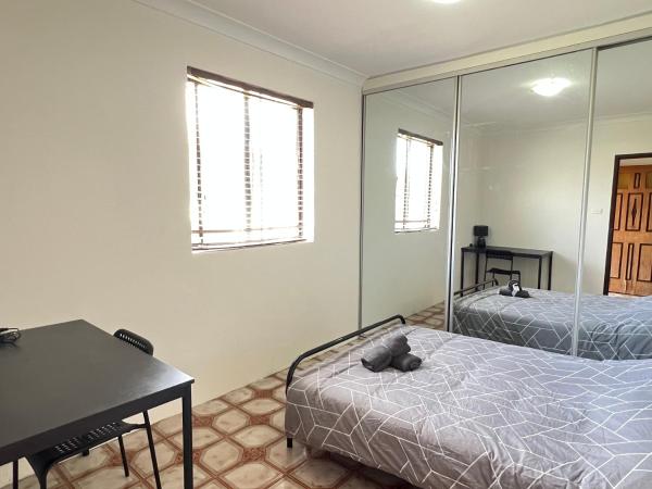 Spacious Queen Room In Lurnea - L3 - Fairfield