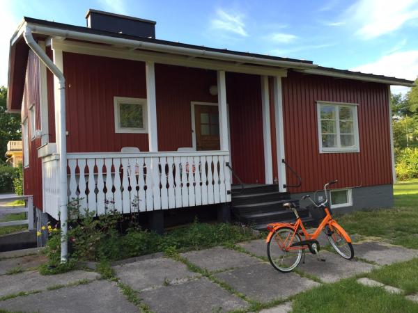 Na foto é possível ver o objeto Lingonberry Cottage localizado na cidade de Raasepori.