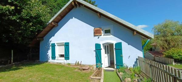 Na fotografii je vidět objekt La Maison Bleue nacházející se ve městě Pierrepont.