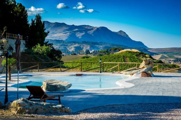The photo shows the Agriturismo Antichi Granai located in the city of Sirignano.