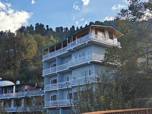 A la foto es mostra l'objecte Shaurya Hotel situat a la ciutat de Manāli.