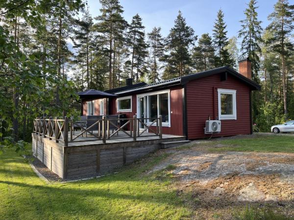 Na foto é possível ver o objeto Charming cottage with partial lake view near Hultsfred localizado na cidade de Vena.