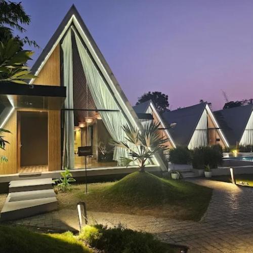 A la foto es mostra l'objecte Serene Fields Retreat situat a la ciutat de Kanāria.