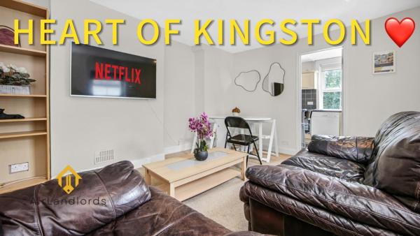 Na foto é possível ver o objeto Spacious 3 Bedroom Flat in Kingston Town! localizado na cidade de Kingston upon Thames.
