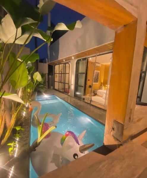 照片显示了位于Kemiri市的Akaya Villas Solo物件。