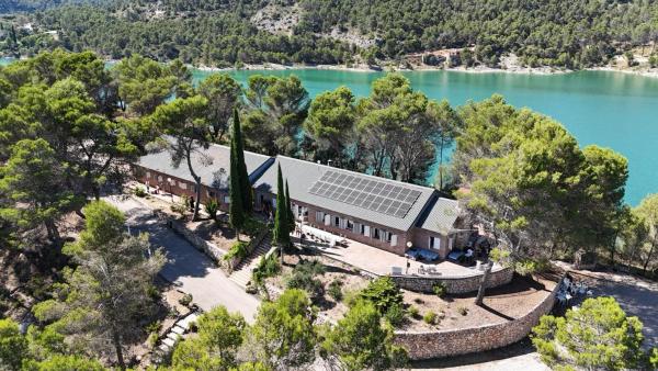 写真にはEl Olivar市にあるAlbergue Orillas de Alocénが写っています。
