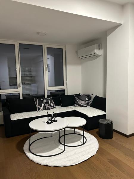 Na foto é possível ver o objeto Mirror Apartments localizado na cidade de Petrovec.