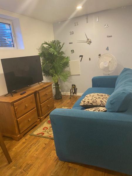 A la foto es mostra l'objecte Self-contained 1-Bedroom Basement Unit situat a la ciutat de Brampton.