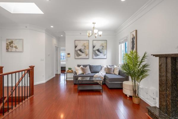 A la foto es mostra l'objecte Central Spacious 3 Br Upstairs situat a la ciutat de Vancouver.