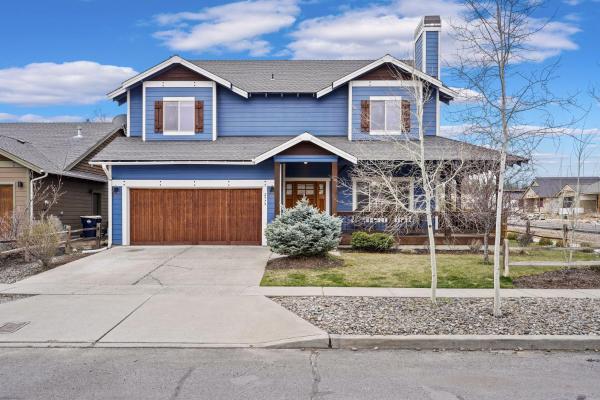 La photo montre l'objet Professionally Decorated Shevlin Home features Private Hot Tub home situé dans la ville de Bend.