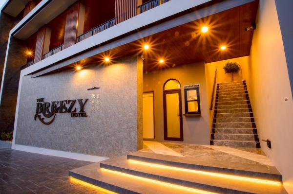 A la foto es mostra l'objecte The Breezy Hotel situat a la ciutat de Ban Tha Maprang.