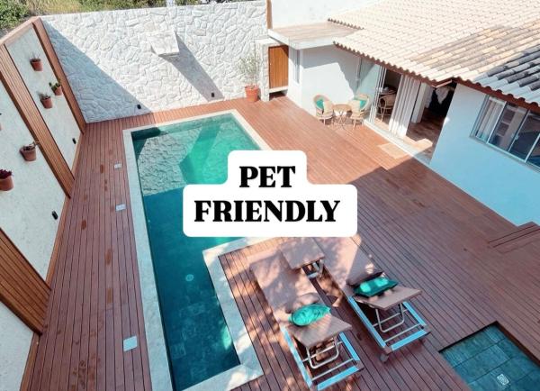 Na fotografii je vidět objekt Casa com piscina em frente à Praia do Santinho nacházející se ve městě Florianópolis.