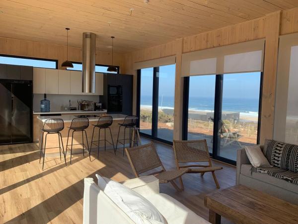 写真にはPetorca市にあるAmazing house and view to the oceanが写っています。