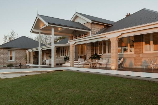 The photo shows the Hinterland House Bangalow located in the city of Bangalow.