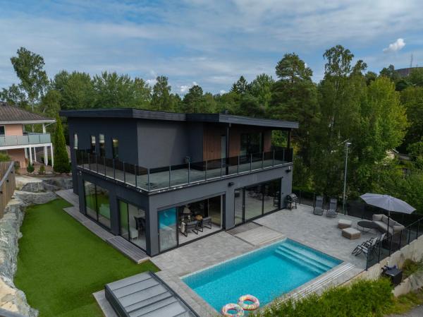På billedet ses objektet Exklusiv villa - Pool, bio & hyrbil beliggende i byen Hagby.