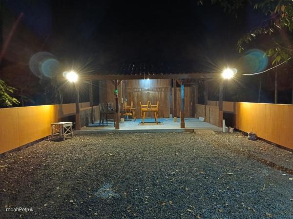A la foto es mostra l'objecte Omahe Petruk situat a la ciutat de Borobudur.
