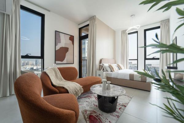 Na zdjęciu widoczny jest obiekt Stylish Studio With Balcony Views Midtown Impz położony w mieście Dubaj.