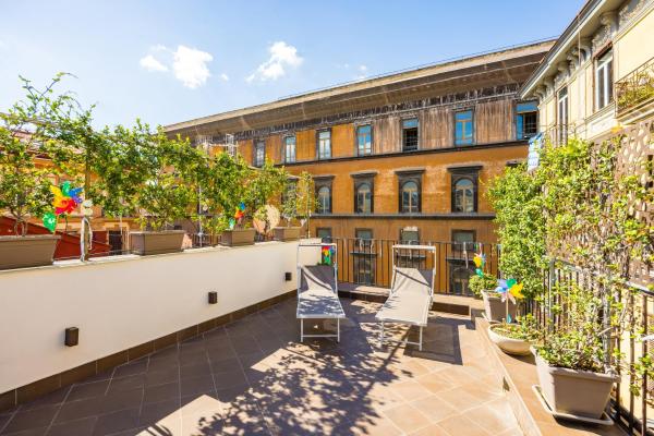 Auf dem Foto ist das Objekt Golden Terrace at Historical Center by Napoliapartments in der Stadt Neapel zu sehen.