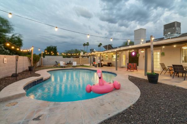 Spacious Scottsdale Retreat With Pool - Tempe, AZ