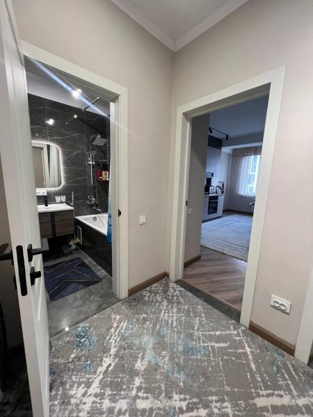 En la foto se muestra el objeto SunHouse ubicado en la ciudad de Tokolʼdosh.