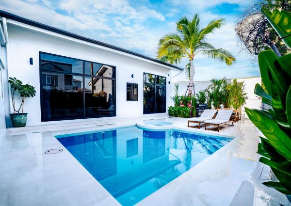 Auf dem Foto ist das Objekt Bangkok Luxury Private Pool & Jacuzzi Villa , Daily Maid in der Stadt Ban Lam Ri zu sehen.