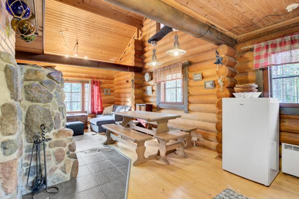 На фото показан объект Laavu 13 Original Log Cabin with Sauna, расположенный в городе Kiemunkivaara.