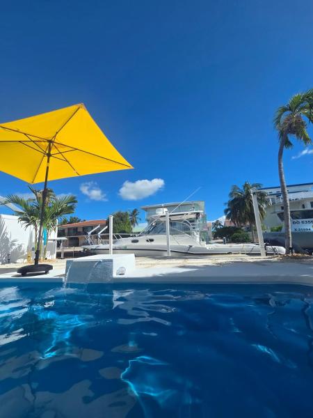 Direct Access Canal Front With Pool 2 Bed 2 Bath - Marathon, FL
