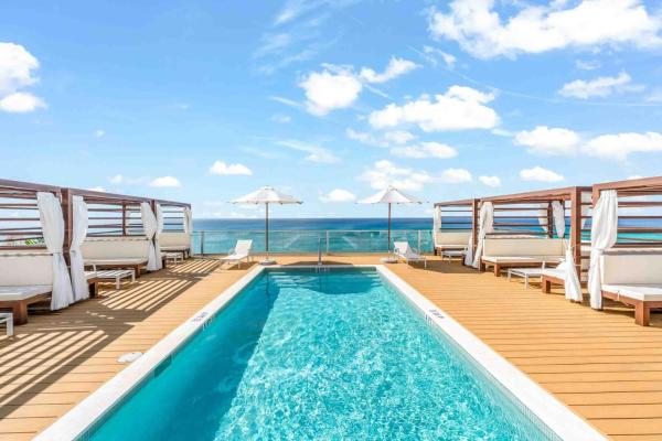 Na foto é possível ver o objeto The Sands #1 - New 7Mile Beach Condo with Rooftop Pool & Luxe Interiors localizado na cidade de West Bay.