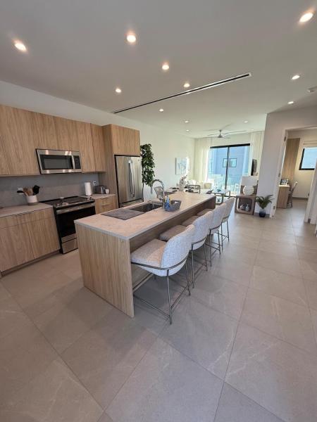 Nella foto è visibile l'oggetto Stylish Grace Bay Condo on Top Floor with Den and Pool situato nella città di The Bight Settlements.