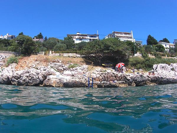 På billedet ses objektet Apartments Peric beliggende i byen Baška.