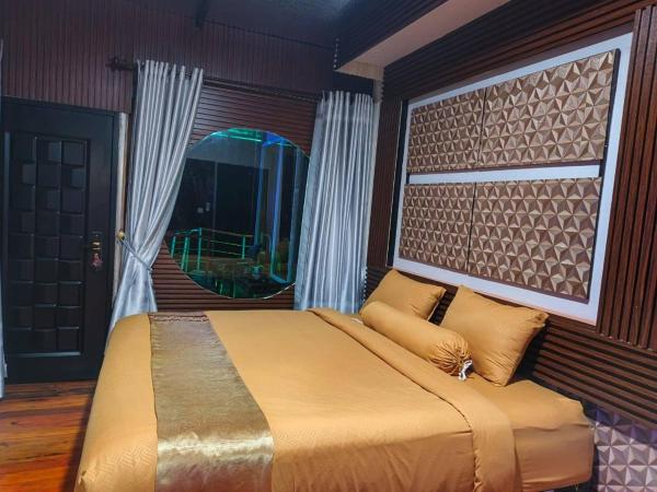 A la foto es mostra l'objecte Glamping Sarira King Villa situat a la ciutat de Saroako.