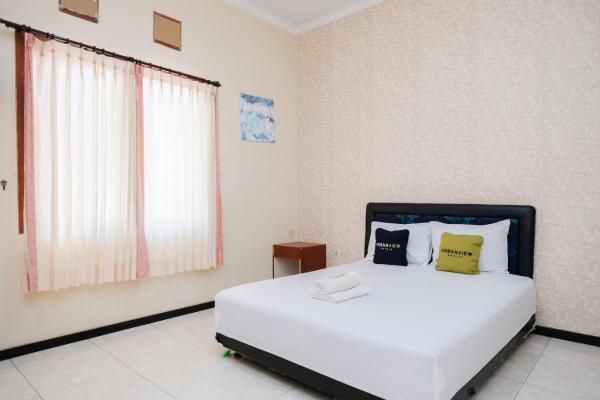 På billedet ses objektet Urbanview Hotel Griya Surya Malang by RedDoorz beliggende i byen Malang.