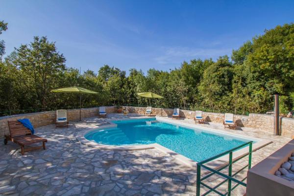 Villa Ana, Spacious 5 Bedroom Retreat With Access To 2 Shared Pools - Krnica