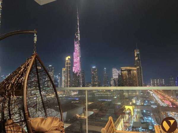 Nella foto è visibile l'oggetto Vogue Downtown Vida Dubai Mall Two Bedroom Apartment with Stunning Full Burj Khalifa View from Balcony, Direct Access to Dubai Mall, 5 Stars Amenities situato nella città di Dubai.
