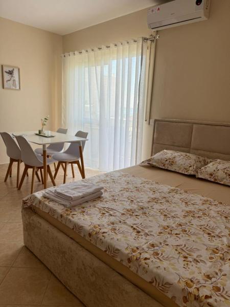 Na fotografii je vidět objekt ApartHotel Sea & Back view studios nacházející se ve městě Durrës.