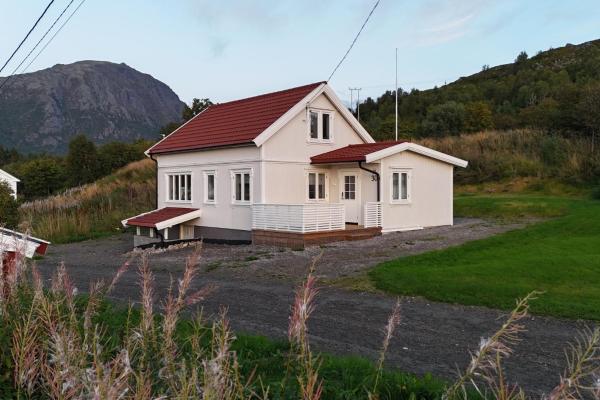 Na zdjęciu widoczny jest obiekt Calm Hideaway Vestresand położony w mieście Bøstad.