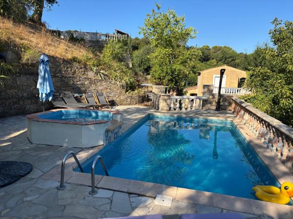 På billedet ses objektet Provence house with pool and bar beliggende i byen Carcès.