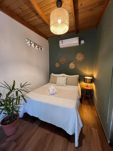 På billedet ses objektet Studio privativo com trilha até a praia beliggende i byen Florianópolis.
