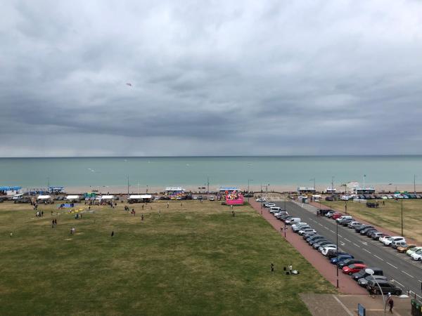 A la foto es mostra l'objecte cocon marin situat a la ciutat de Dieppe.