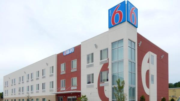 Na fotografii je vidět objekt Motel 6-Tulsa, OK nacházející se ve městě Catoosa.