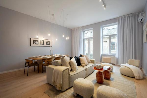 Kuvassa näkyy kohde Universitatii Designer 3BR Apartment - Grand Windows High Ceilings & Central Balcony Views, joka sijaitsee kaupungissa Bukarest.
