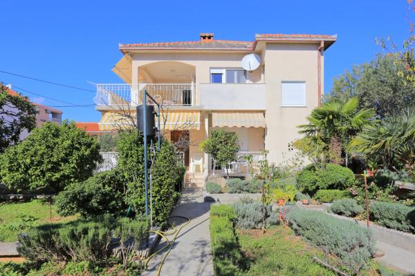 Na fotografii je vidět objekt Apartments by the sea Seget Vranjica, Trogir - 18487 nacházející se ve městě Seget Donji.