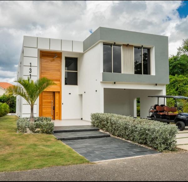 The photo shows the New villa with 4 bedrooms and 5 beds located in the city of El Soco.