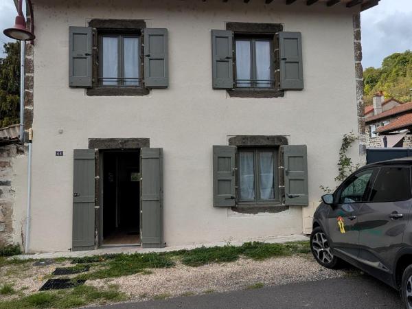Op de foto is het object Maison rénovée avec terrasse et balcon à Polignac - FR-1-582-539 te zien, gelegen in de stad Borne.