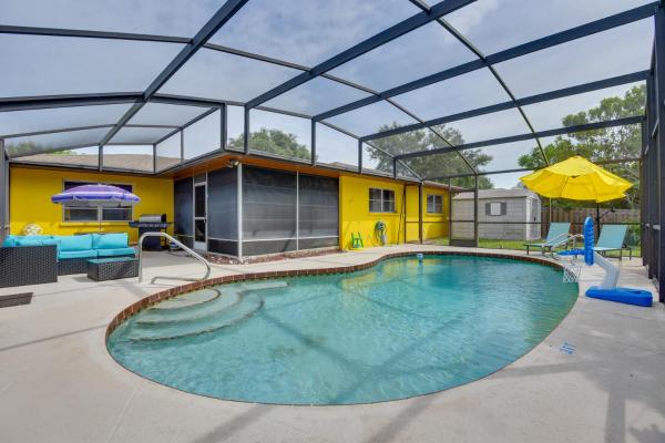 På bildet vises objektet 'Colorful Cottage' w/ Lanai: 7 Mi to Cortez Beach! som ligger i byen Bradenton.