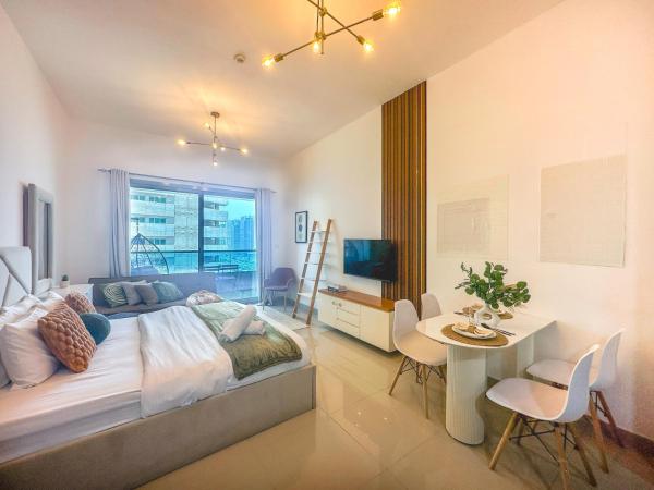 Na zdjęciu widoczny jest obiekt Cool Studio near to Metro & Beach in Dubai Marina położony w mieście Dubaj.
