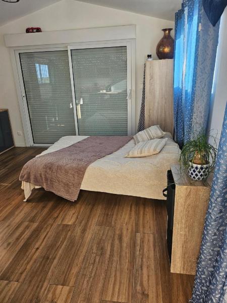 Na fotografii je vidět objekt logement cocooning nacházející se ve městě Culan.