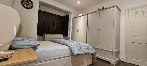 Zdjęcie 4: Bright & Peaceful Master Bedroom in Barkingside