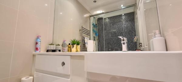 Zdjęcie 8: Bright & Peaceful Master Bedroom in Barkingside